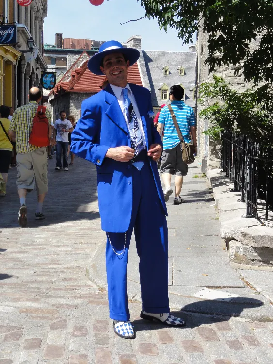homme en costume traditionnel bleu du Quebec par Vincent Dessaint photographe
